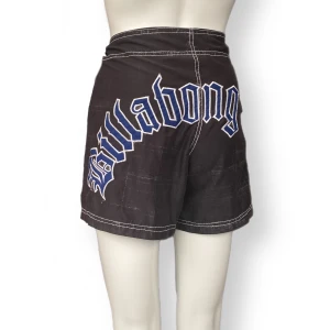 Billabong badshorts  - Billabong badshorts i fint skick, passar även som sommarshorts. ⚠️ Förstora för dockan! Kolla måtten för exakt passform! ⚠️ MÅTT: Midjebredd 45cm, höftbredd 52/53cm, skrevlängd   27/28cm & längd 35cm