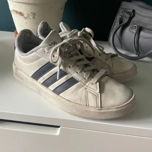 Adidas skor  - Adidas skor som har använts en vår och en sommar ungefär🤗 går absolut att göra renare och finare, bara jag som är lite för lat😅