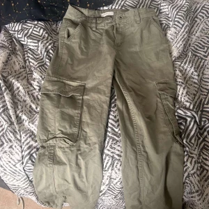 Low waist cargo jeans ginatricot - Mina favorit cargo använd nån gång jätte snygga storlek 32 i färgen olive grön. Passar tjejer som är petite. Säljs på grund av att dom har blivit föööör små. 500 i butik jag säljer dom för 200.