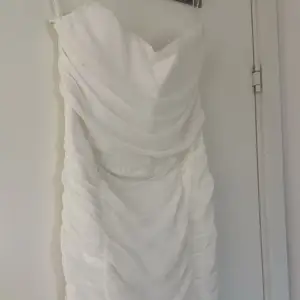 Fin vit klänning från Gina tricot! Använd en gång🎀 Jätte fint skick. Det står att den är i L men jag själv är S och den passar bra bara lite stor så skulle sagt S/M. Säljer pga jag ej använder den🎀 Skriv för fler frågor!