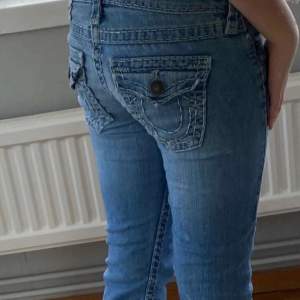 Ett par jeans från true religion i superfint skick! Mått tvärs över midjan är 36cm, mått tvärs över låret är 22cm, mått tvärs över smalbenet är 18cm och innerbenslängden är 75cm💗skulle säga att dom är lite bootcut också! Kontakta gärna via frågor💞