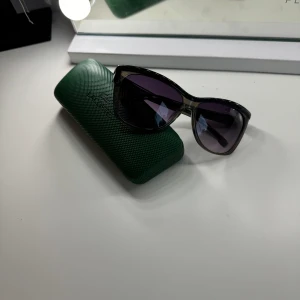 Solglasögon från Lacoste  - Använda några gånger men så goda som nya. Har tyvörr ej kvitto då de är köpta för länge sedan av min mamma men de är 100% äkta. Säljer eftersom de inte används 