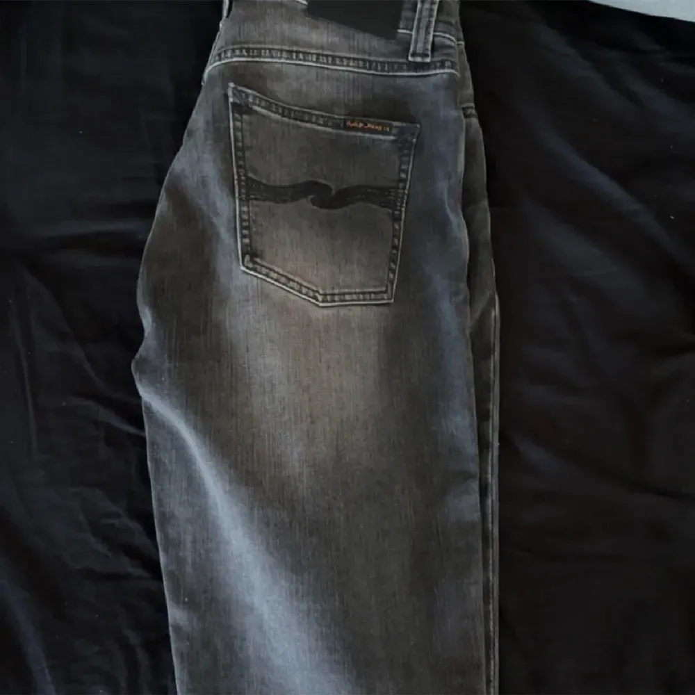 Nudie jeans Grim trim i ny skick (8/10) Säljer dessa pga av att de inte passar.  storlek W27 L32 Hör av er om ni har frågor. . Jeans & Byxor.