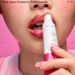 Ny! GLOSSIER Strawberry Balm Dotcom - Glossier balm dotcom i deras nylanserade färg Strawberry. Ny i förpackning! Nypris 215:- + 500kr fraktavgift inkl. Amerikansk tull, perfekt för dig som vill slippa betala dessa avgifter 💕💞