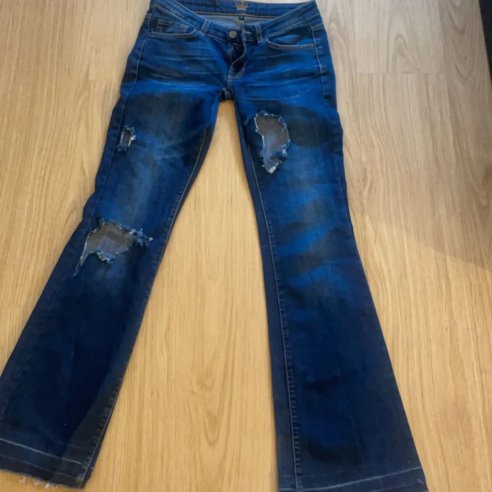 Säljer dessa skit snygga lågmidjade jeans då de inte kommer till användning och är lite för små!! Skriv privat för mått och mer bilder 💞. Jeans & Byxor.