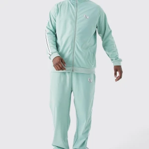 BAM tracksuit  - Båda byxorna och tröjan  Bra skik oanvänt storlek XXL det funkar båda XXL och XL fin bra sjön bra kvalite 