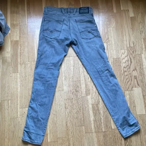 Replay anbass - Säljer ett par feta replay anbass i en skön somrig grå färg, sparsamt använda. Pris kan diskuteras och hör av dig vid minsta lilla fråga!