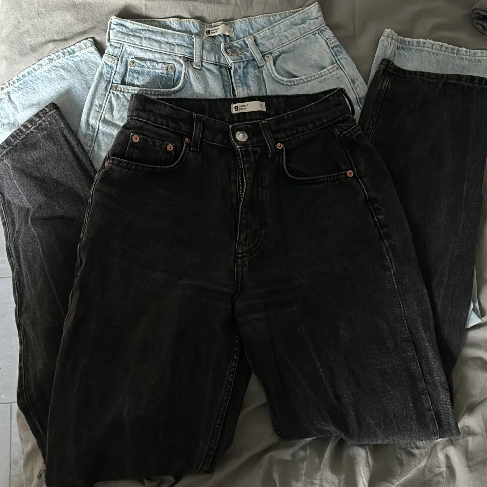 Säljer 2 par håliga jeans från Gina. Svarta och blåa. 300kr/st eller 400 för båda. Jeans & Byxor.
