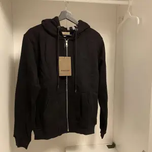 Säljer nu denna feta burberry hoodie  hoodien i storlek s Obs 1-1 fast vid bästa kvalitet(inte från pandabuy). Skriv om mer funderingar osv finns. Perfa inför sommarn🔥