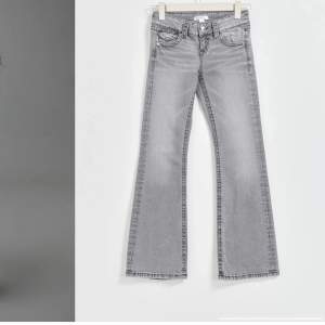 Säljer mina älskade jeans då dom tyvär har blivit försmå! Köptes för 350 kr säljer för 270kr då dom inte har någon skråma och ser helt nya ut.köptes i slutet av februari. Köparen står för frakt.💗💗