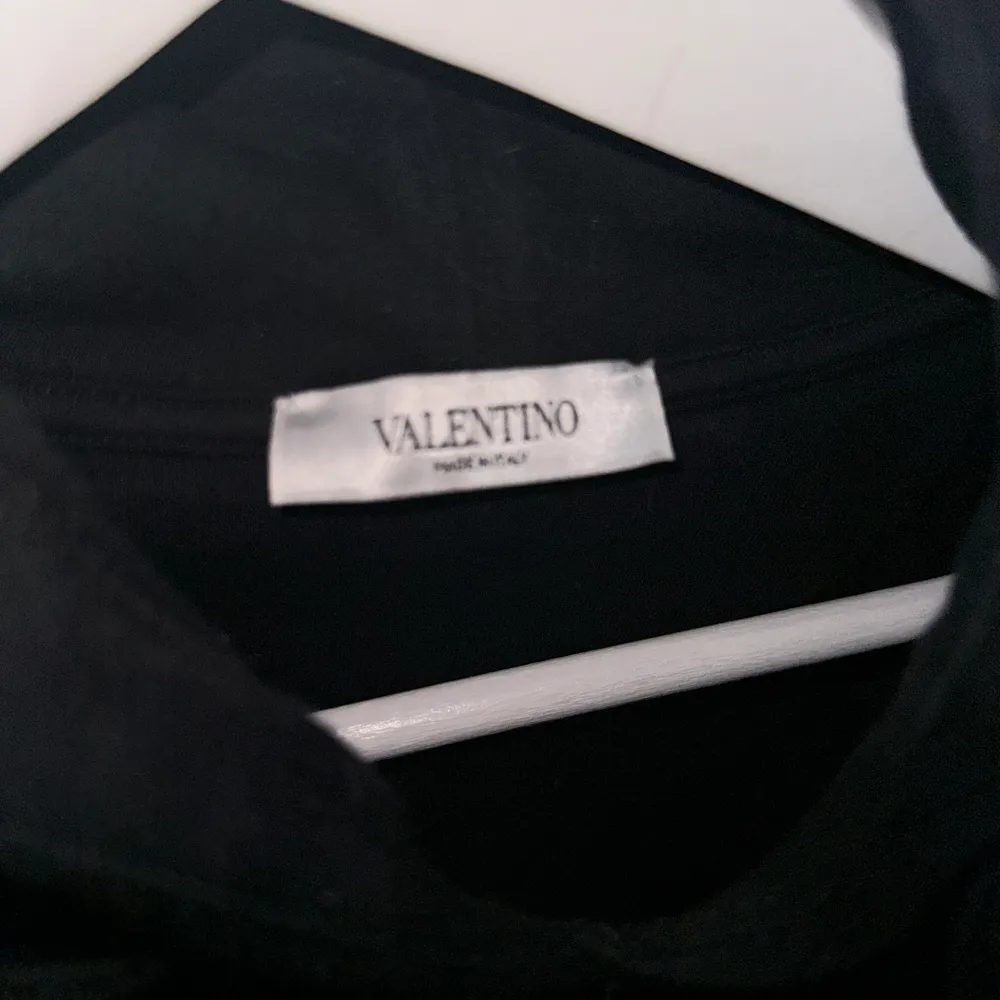 Valentino hoodie i nyskick Cond 9/10 Srl L Nypris 3300kr Hör av er vid fler frågor! Köpt från HAIENDO shop . Hoodies.