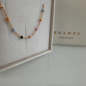 Elegant armband!  - Färg: rainbow Material: 18 karat gold-plated 925 sterling silver (87% recycled sterling silver) and Enamel Mått: 15 + 4 cm Lola armband är en vacker kedja med små färgade emaljer. Armbandet ger en fin färgstark detalj och kan perfekt kombineras🤩