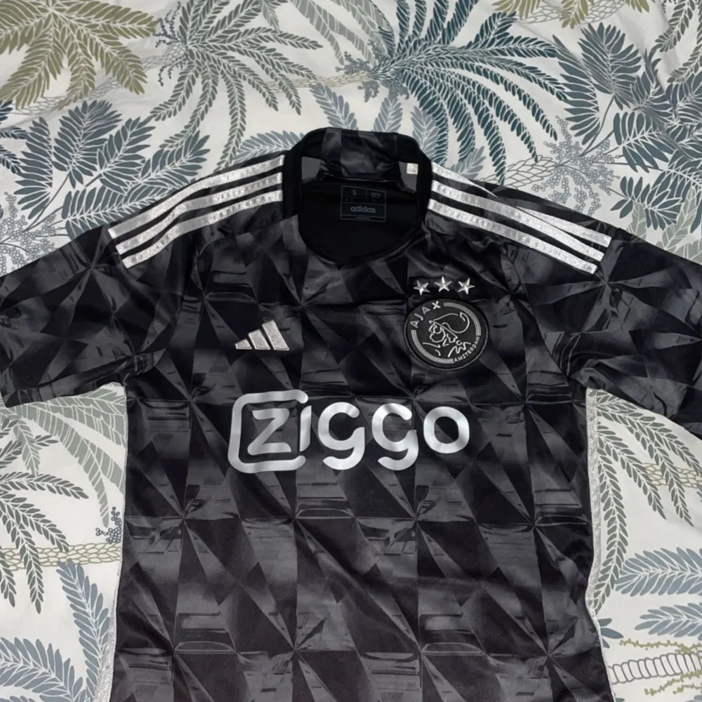 Fräsch Ajax tröja som är använd ett par gånger, det är inga hål eller större defekter på plagget.  Köpt för 1100kr på Unisport i Stockholm Storlek: M Kvalite: 10/10 . T-shirts.