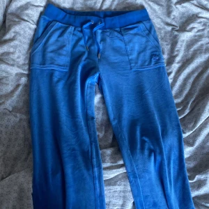 Blåa juicy byxor - Storlek M, väldigt bra i storlek. Är 167 och dem är perfekta i längden. Använt antal gånger.