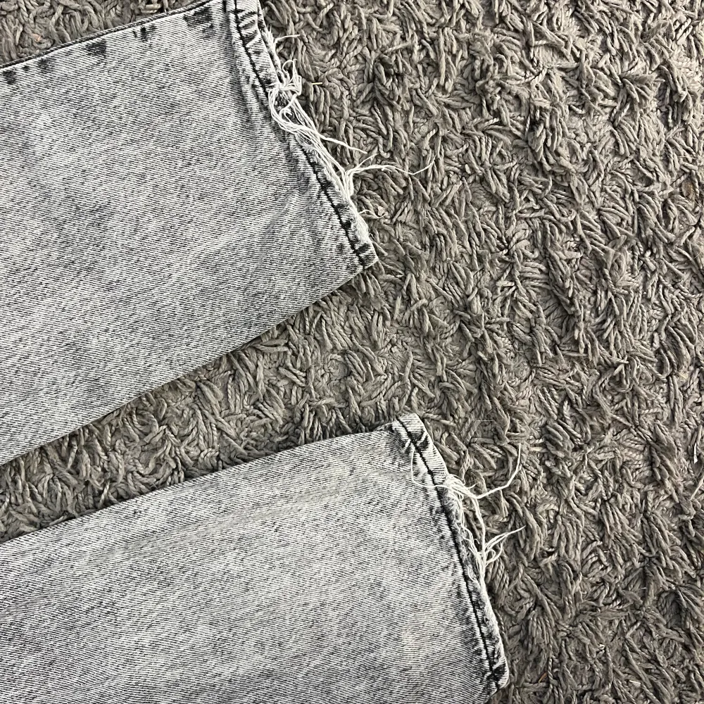 Jättefina stentvättade jeans i en vacker grå färg🩶säljer på grund av att de är för små för mig och trivs inte riktigt i modellen längre tyvärr🤍bra längd i benen🖤storleken är 158 men de har passat utmärkt på mig som vanligtvis har storleken XS/36🩶. Jeans & Byxor.