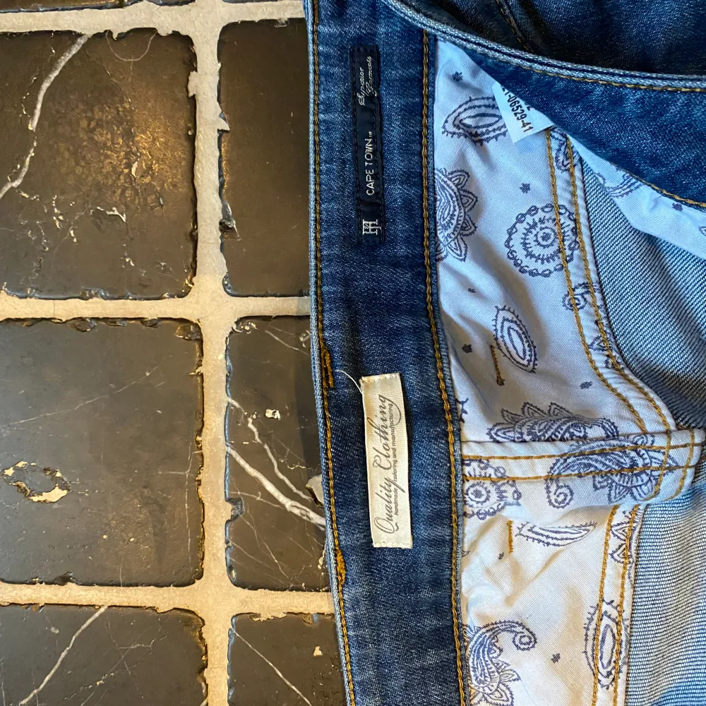 Storlek 31-32 riktigt snygga och sköna jeans med en ljus tvätt nypris typ 1800. Jeans & Byxor.