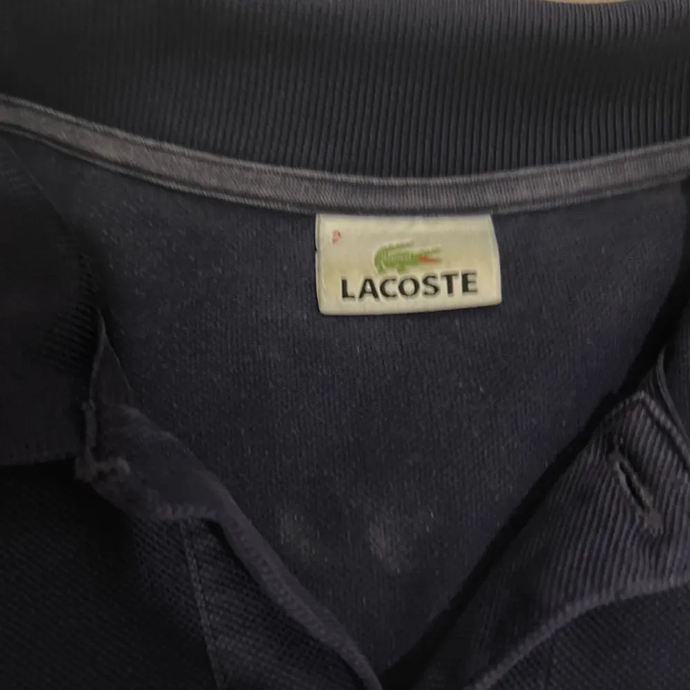 Blå Lacoste polo, i bra skick 🤍. T-shirts.