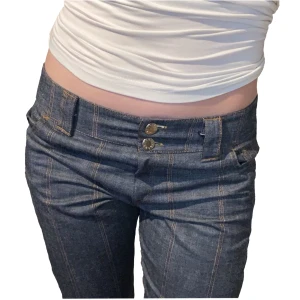 Lågmidjade kostymbyxor<3 - Kostymbyxor med små defekter (se bilder). Byxorna är i L men skulle säga att de är runt M, för referens är 171, midjemått: 72, innerbenet: 73. Byxorna passar bra på mig förutom att de är lite för långa så skulle tro att 175-180 är bra längd🖤