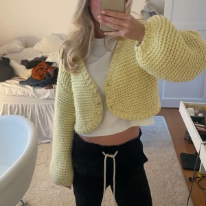 Gul kofta  - Ljusgul jättegullig kofta ifrån zara 