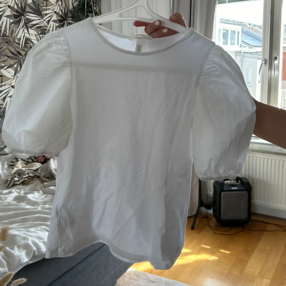 T-shirt med puffig ärm. Hittade ingen bild på plagget som var vit. Men säljer den på andra bilden som är vit!!. T-shirts.