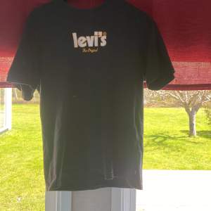 Riktigt snygg och skön t-shirt från Levi’s. Använda ett par gånger. Säljer på grund av att jag inte använder den.  Skick:8/10 
