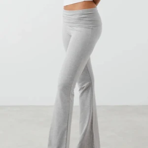 Gina Tricot sett - Säljer nu yoga pants med tillhörande topp i ljusgrå färg. Byxorna är storlek xs/s och toppen är i storlek M. Super fint skick och knappt använt🫶🏼 450kr för båda 