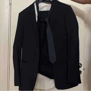 Komplett Kostym Herr - Komplett kostym från dressmann mycket bra skick. Slips, skjorta (M), kostymbyxor (31-32) och kavaj (48)  Perfekt kostym till studenten annat! Nypriset är över 3000kr, Mitt pris 700kr