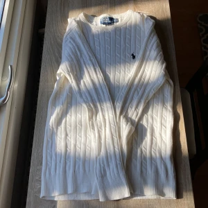 Stickad raulph lauren sweatshirt  - Stickad polo sweatshirt ~|~ Storlek XL ~|~ 100% bomull ~|~ Skick: 8/10 ~|~ Nypris= 2500, mitt pris 400 ~|~ PAKETPRIS‼️ Både vita och blåa för 650 ~|~Skriv vid minsta lilla fundering