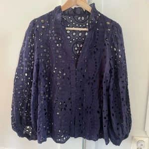 Blå broderad blus - Superfin broderad blus som är köpt här på Plick men som tyvärr inte passade mig, vet inte exakt storlek men skulle gissa på s/m🥰