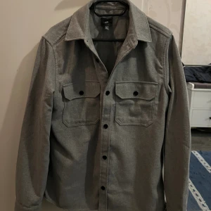 H&M Overshirt (storlek S) - Grå overshirt, använt max 3-4 gånger storlek Smal