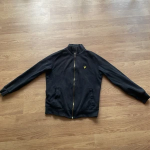 Lyle &scott zip up  - Använt typ 10 gånger.  Säljer pga för liten 
