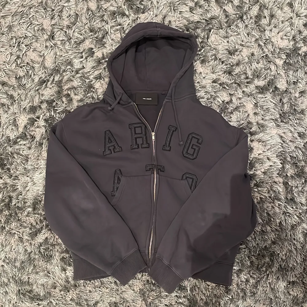 Hej, säljer min Axel Arigato zip hoodie. Säljer den för att den inte används längre. Mitt pris 700. Priset är inte hackat i sten går att diskuteras vid snabb affär. Skriv om ni är intresserade eller köp direkt.. Hoodies.