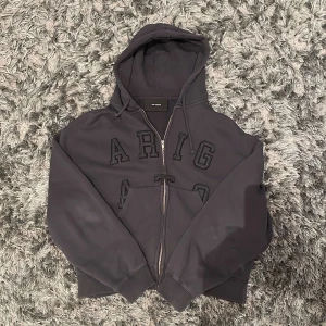 Axel Arigato zip hoodie  - Hej, säljer min Axel Arigato zip hoodie. Säljer den för att den inte används längre. Mitt pris 700. Priset är inte hackat i sten går att diskuteras vid snabb affär. Skriv om ni är intresserade eller köp direkt.