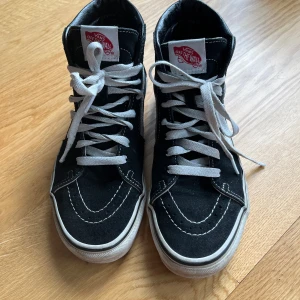 Vans skor - Säljer de här svarta Vans skorna, bra skick, använde en del förut men inte längre 💕
