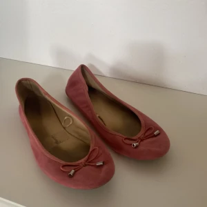 Ballerinaskor - Ballerinaskor i storlek 39 Köpta på skopunkten i märket Alley Rosa Mocka tyg Använda men fortfarande i bra skick! Sulan är smutsig men inget som syns eftersom man har på sig skon!  Perfekt till skolavslutningen  Frakt tillkommer