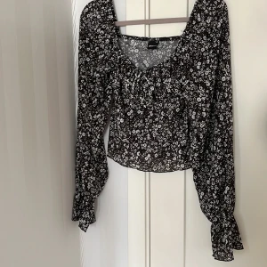 Ginatricot blus  - Blus från Gina Tricot i storlek xs, kom privat för mer info💞