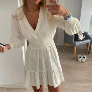 Klänning - Supersomrig kort klänning från zara!!❤️❤️ säljer då den inte kommer till användning☺️