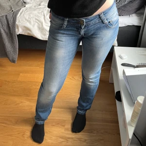Blåa lågmidjade jeans  - Säljer de här lågmidjade blåa jeansen som jag har spretat upp längst ner. De är lite slitna längst ner då jag inte sytt upp de efter jag spretade men det går snabbt att göra! Säljer då jag inte använder de längre 💕