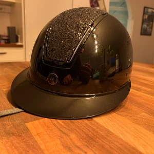 Hansbo sport mips hjälm  - Har slutat rida säljer därför min Hansbo mips hjälm, fick den i december och endast används 5 gånger, när jag fick det hade den ett litet märke som inte gick att reklamera tyvärr, aldrig tappat eller ramlat av med den, strl 55-57 justerbar. 