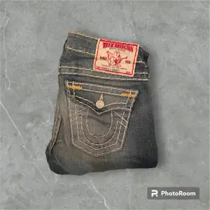 lätt utsvängda, lågmidjade  true religion jeans i tjejmodellen BILLY mått: innerbenslängd 74cm, midja 38cm
