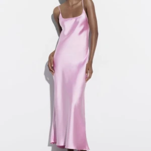 Lång klänning  - Lång backless satin klänning från zara, använt den en gång så skicket är så gott som ny. Den har en öppen rygg med justerbara band. 