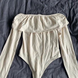 Body - Beige offshoulder body