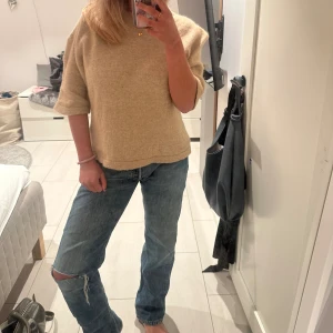 Levis 501  - Säljer dessa snygga Levis 501, med ett eftergjort hål på ena knät, supersnygga men håller på att rensa ut jeans Sitter som S/M