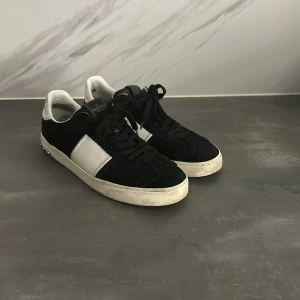 Valetino flycrew - Säljer dessa sjukt snygga valentino flycrew. Säljer dom då dom inte passade mig. Skick 8/10. Perfekta nu till sommaren. Finns ingen box och jag har inte kvitto. Har du någon fråga skriv i en.