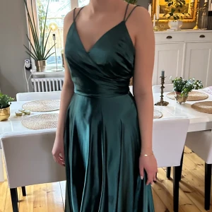 Balklänning - säljer denna superfina långa balklänningen åt min syster!! den är endast använd en gång på balen 2023 så den är i jättebra skick❤️skriv för fler bilder eller om du har någon fråga. priset kan diskuteras☺️