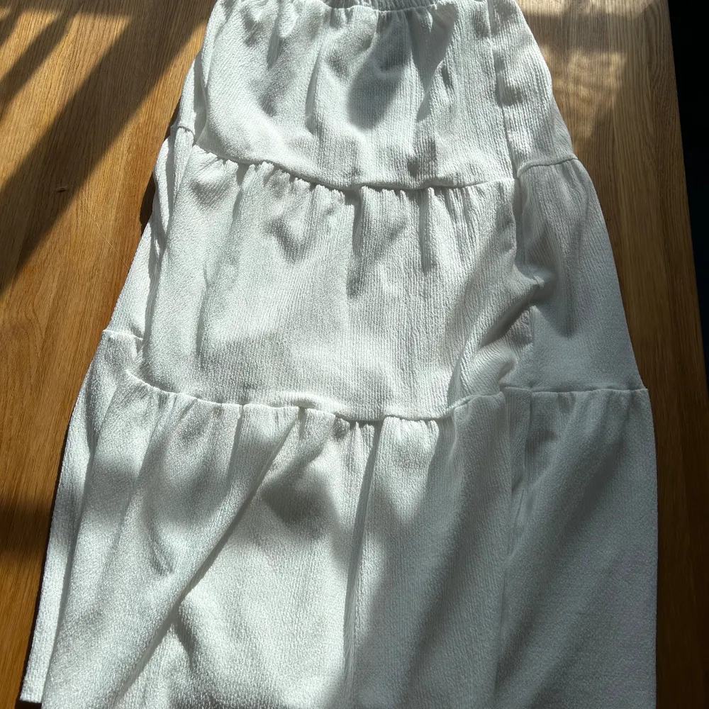 Säljer denna fina vita kjolen från Gina Tricots barnavdelning. Stl 158/164 men passar mig som brukar ha xs. Säljer den då den inte kommer till användning. Har använt den ett fåtal gånger, den är i fint skick men lappen är bortklippt. . Kjolar.