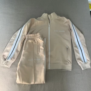 Palm angels tracksuit - Hej, Jag säljer min palm angels tracksuit som jag ej använder. Den är i storlek S och passar som M. Har använt den 2-3 gånger. Är i 10/10 skick. Pris kan diskuteras vid snabb affär!!