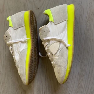 Philippe modell  - Säljer mina Philippe modells som är sparsamt använda. Det är 41 men passar 41,5. Gå inte beskriva hur sköna dem är. Kom med bud. 