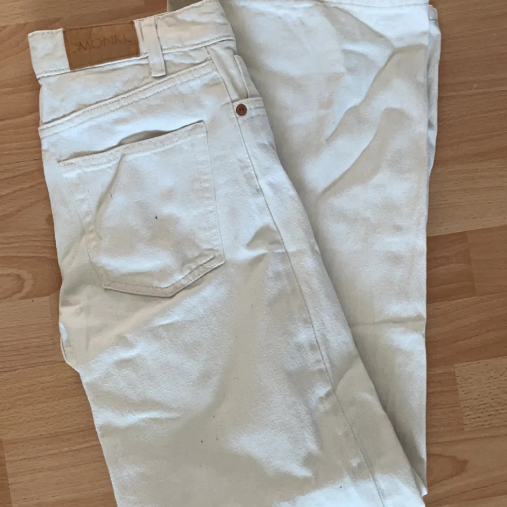 Vit/ljusbeiga jeans från Monki, inga defekter.  Storlek XS/S Kom privat för fler bilder eller andra frågor, pris: 150kr💕. Jeans & Byxor.