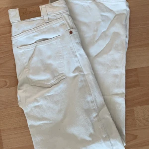 Jeans Monki  - Vit/ljusbeiga jeans från Monki, inga defekter.  Storlek XS/S Kom privat för fler bilder eller andra frågor, pris: 150kr💕